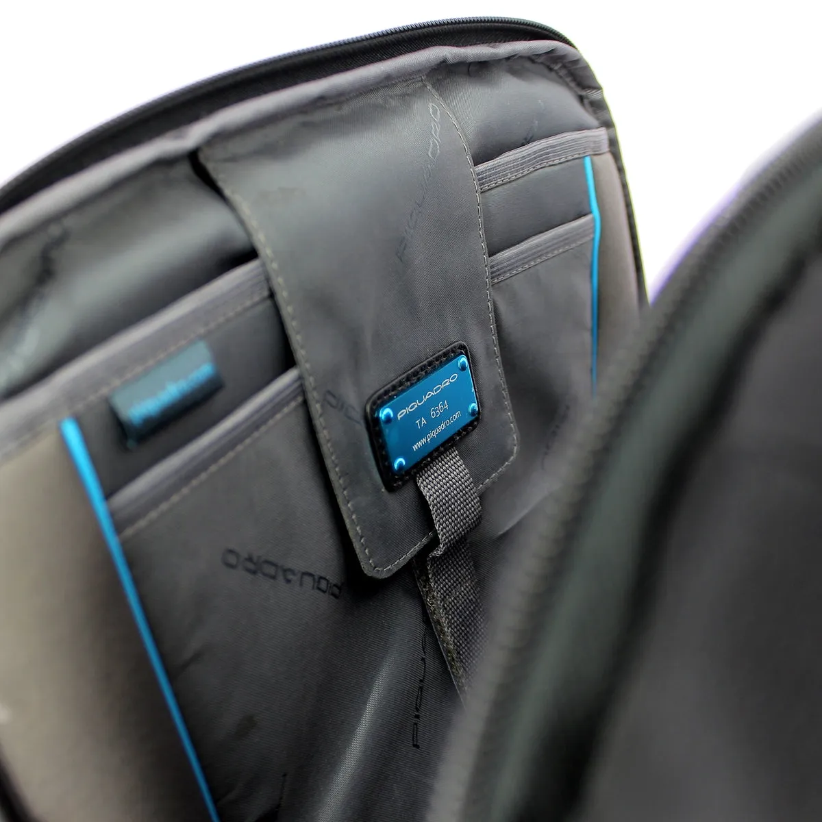 Piquadro - Large computer backpack P16 15.6 Connequ - CA4174P16 - CHEVRON/NERO